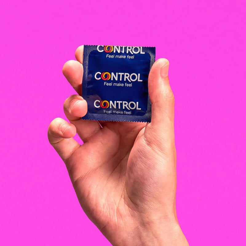 Stimuliuojantys Latekso prezervatyvai su Iškiliais taškeliais CONTROL Sensual Dots & Lines
