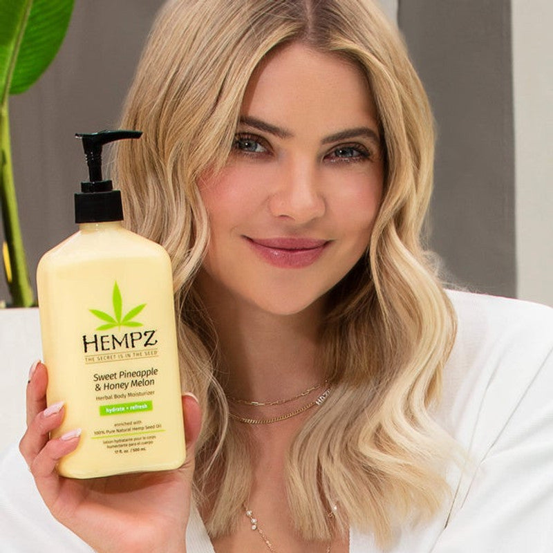 Hempz Drėkinantis kūno kremas su ananasais, melionu ir kanapių aliejumi sausai ir pleiskanojančiai odai, padeda išlaikyti įdegį ilgiau - Sweet Pineapple & Honey Melon Herbal Body Moisturizer & Tan Extender