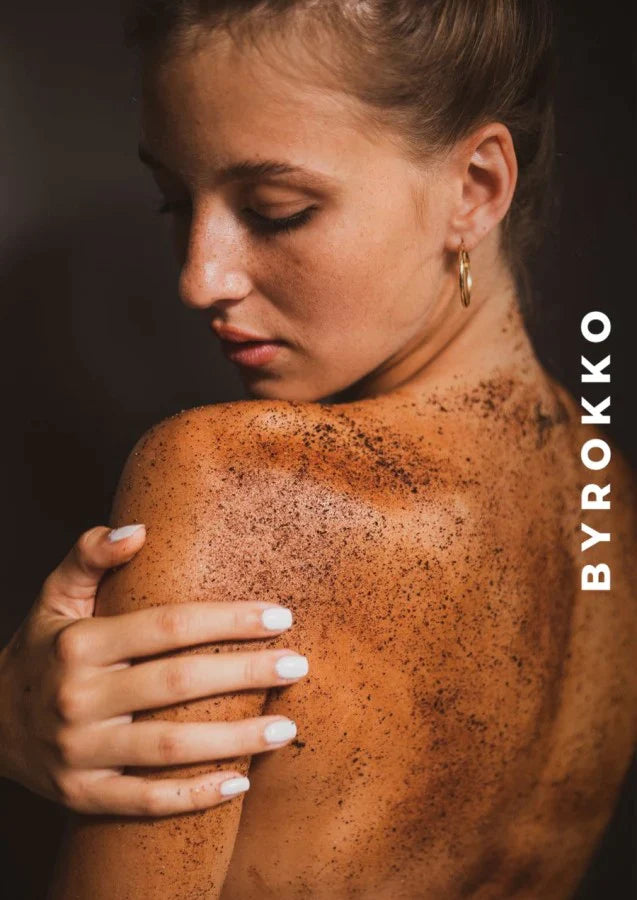 BYROKKO Coffee Scrub Kūno šveitiklis su kava, skirtas kūno šveitimui prieš deginantis saulėje ir soliariume